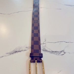 Louis Vuitton 95/38 is the size.  I’ve worn the belt 5 times.